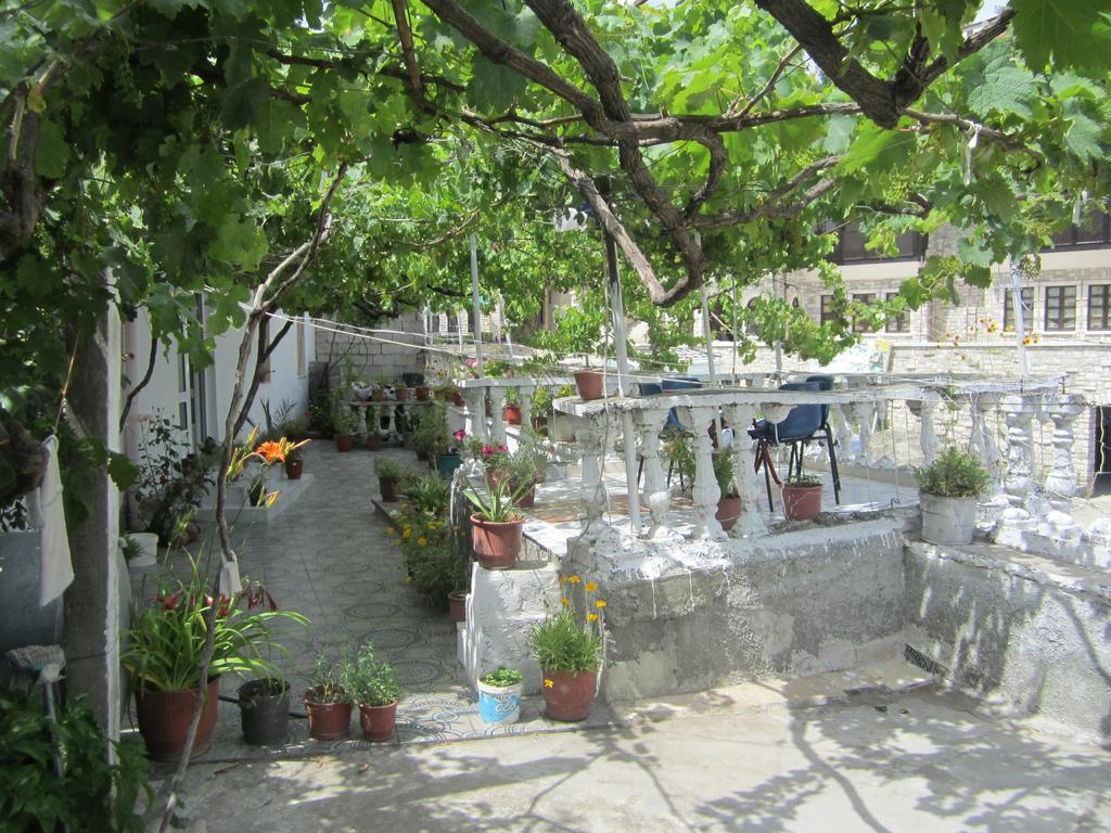 Guest House Adi Doga Berati Exterior foto